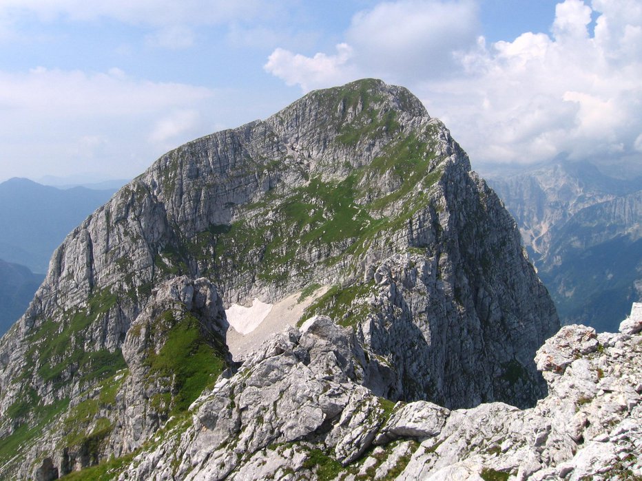 Fotografija: 32-letni ljubitelj gora naj bi padel z vrha Briceljka in obležal 200 metrov nižje. FOTO: Wikipedija