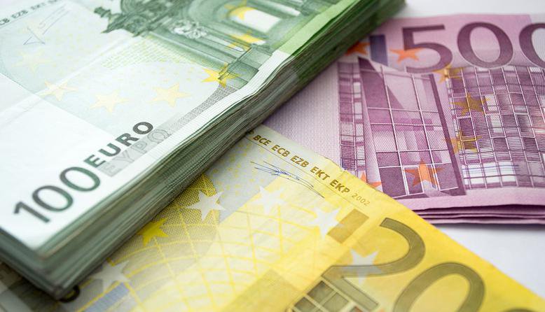 Fotografija: Bankovcev za 500 evrov ne tiskajo več, bankovci za 100 in 200 evrov pa dobivajo novo podobo. FOTO: Pixabay