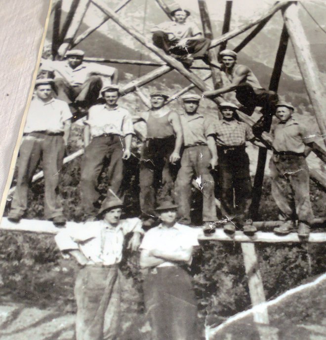 Skupina soških gozdarjev po uspešno postavljenem žičničarskem stolpu leta 1956 Foto: Ivan Pariš