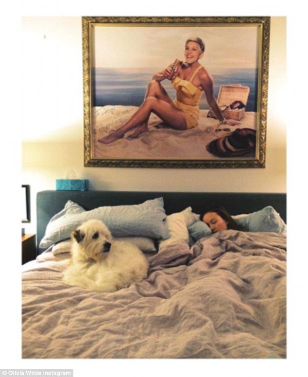 Slika je bila sprva nad posteljo. FOTO: Instagram