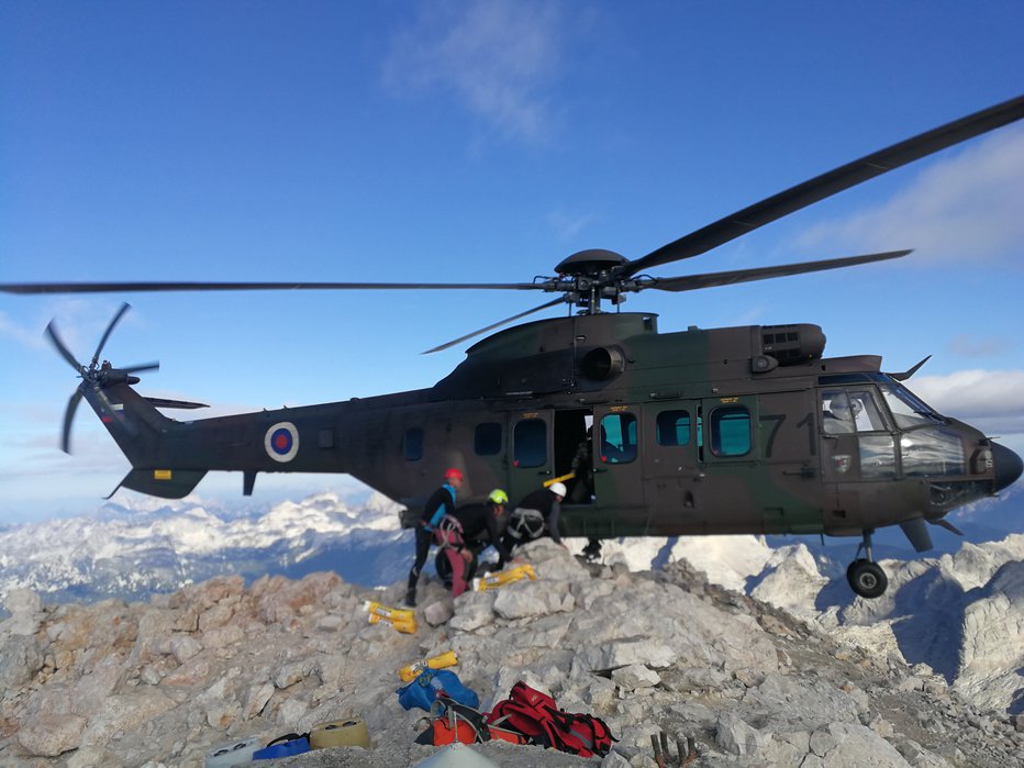 Fotografija: Včeraj je helikopter na vrh pripeljal material in delavce. FOTO: Boris Dolničar