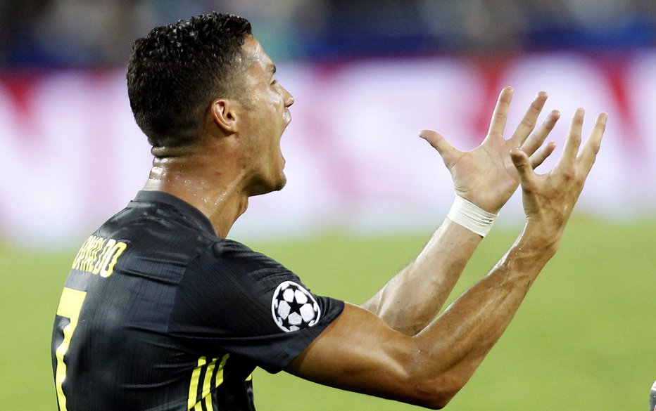 Fotografija: Ronaldo se kar ni mogel sprijazniti, da mora z igrišča. FOTO: AP