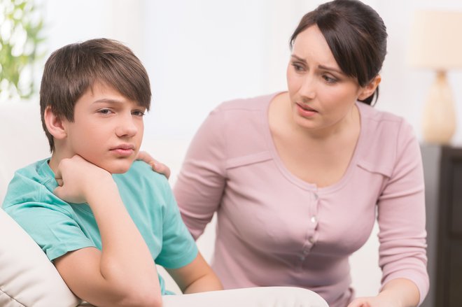 Ko otrok potrebuje pomoč, se mu posvetite in mu stojte ob strani kot starš in ne kot prijatelj. FOTO: Shutterstock