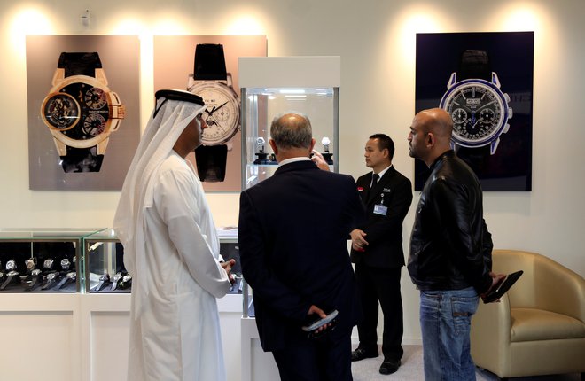 Na dražbi v Dubaju bodo ponudili več ur, ki si jih vsi zainteresirani že lahko ogledajo. FOTO: REUTERS