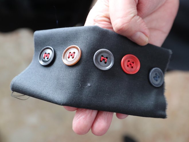 Vse je izdelano v Sloveniji, samo za njih v podjetju Dolejši izdelujejo gumbe s petimi luknjicami.