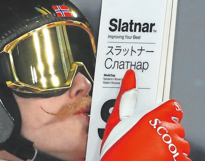Robert Johansson je v Pjongčangu takole poljubil Slatnarjeve<br />
smuči, ki so ga ponesle do treh kolajn na OI. FOTO: Reuters