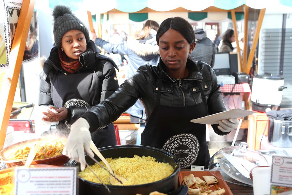 Fotografija: Nigerijka Sharon Lence in Kolumbijka Nadia Flore sta gostom ponudili izvirne afriške jedi, ki jih ustvarjajo v Skuhni.