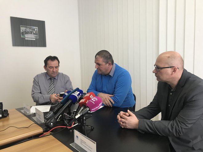 Miran Šadl, Robert Munda in Robert Praček so včeraj predstavili podrobnosti zaključene policijske preiskave. FOTO: Aleš Andlovič