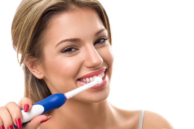 Zobne paste, ki obljubljajo bele zobe, so abrazivne in njihov učinek večinoma ni v beljenju, ampak v odstranjevanju zabarvanj. FOTO: Guliver/Thinkstock
