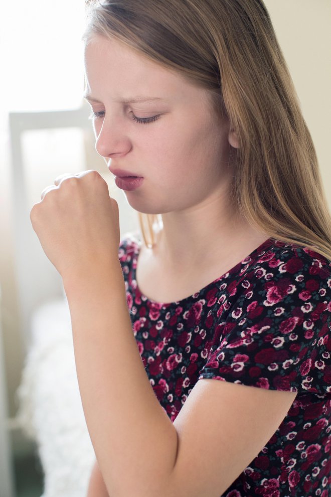Otroci, ki zbolijo za oslovskim kašljem, imajo lahko občasne napade kašlja, ki trajajo od štiri do osem tednov. Fotografije Guliver/Getty Images