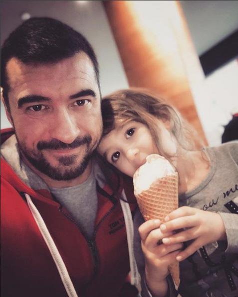 Fotografija: Inja se je s sladoledom v roki takole pocrkljala pri očku. FOTO:  Instagram