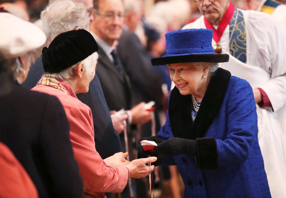 Fotografija: Letošnji obred je bil v kapeli sv. Jurija v Windsorju, kjer se bo maja poročil njen vnuk. FOTO: REUTERS
