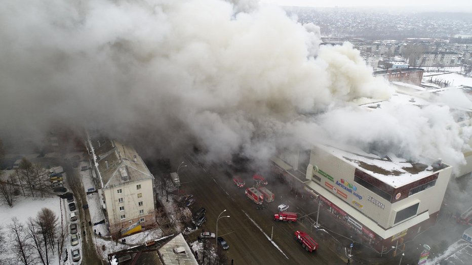 Fotografija: Požar v trgovskem središču so gasili 16 ur. FOTO: AP