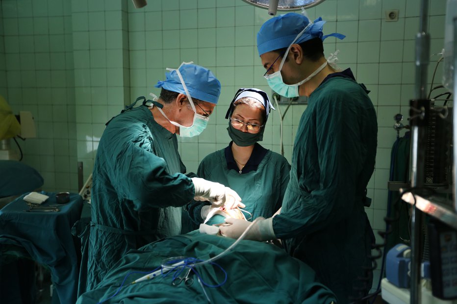 Fotografija: Za plačilo naj bi posredoval med zdravniki in bolniki ter urejal hitrejše operacije. FOTO: Leon Vidic