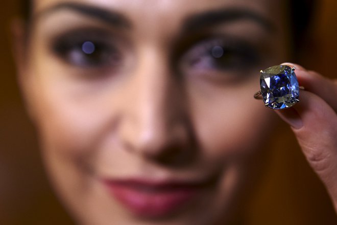 Tale modri diamant je za 48,4 milijona dolarjev kupil hongkonški poslovnež Joseph Lau in ga poimenoval Modra luna Josephine. FOTO: REUTERS