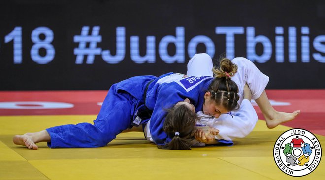 Maruša Štangar (v modrem kimonu) je v velikem finalu turnirja v Gruziji z iponom ugnala Srbkinjo Milico Nikolić. FOTO: Gabriela Sabau/IJF