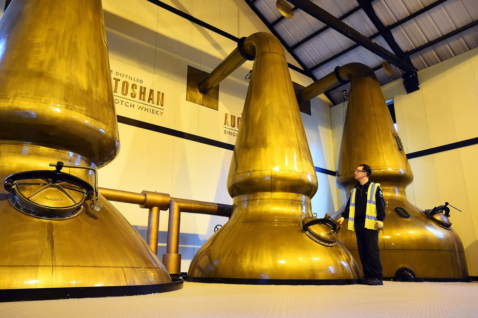 Fotografija: Pogled na kotle v destilarni Auchentoshan blizu Glasgowa. FOTO:  AFP