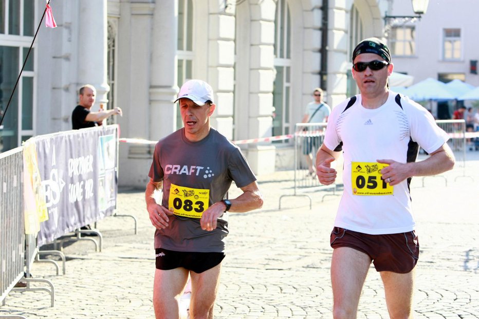 Fotografija: Igor Šalamun (levo) in Boris Špes nista rada le skupaj tekla, ampak očitno tudi prekupčevala. FOTO: Mediaspeed.net