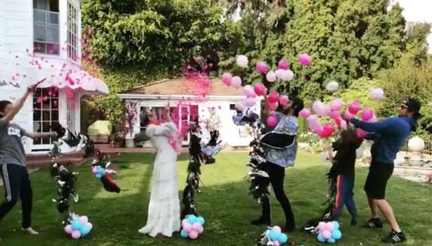 Roza baloni na zabavi ob razkritju spola so povedali več kot besede. Foto: Instagram