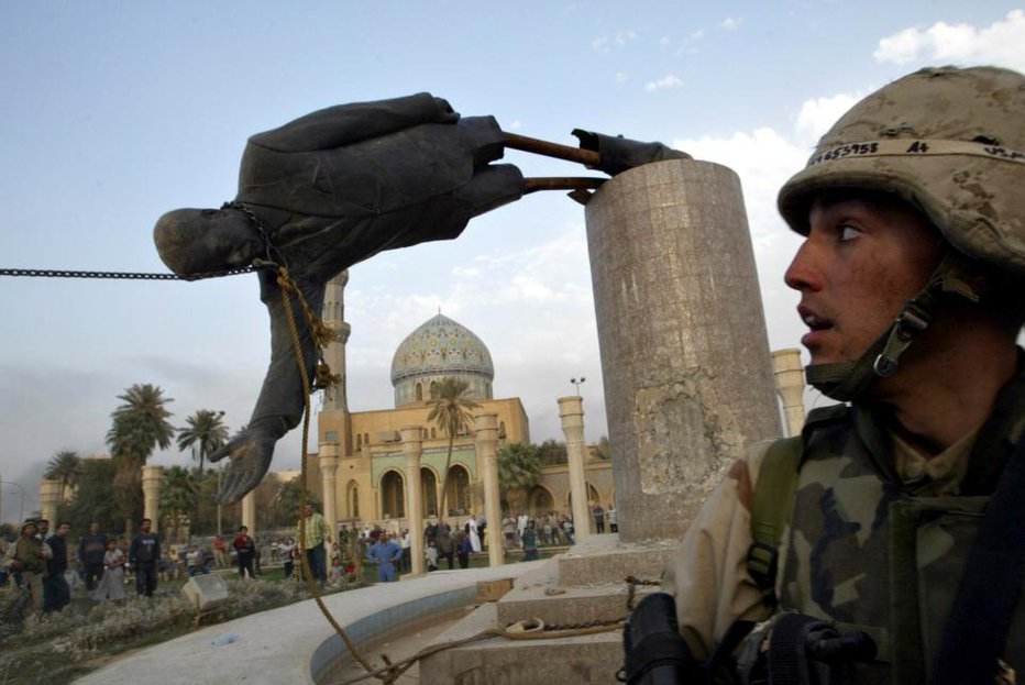 Fotografija: Bil je tam, ko so podirali kip, in ga del odlomil. FOTO: REUTERS