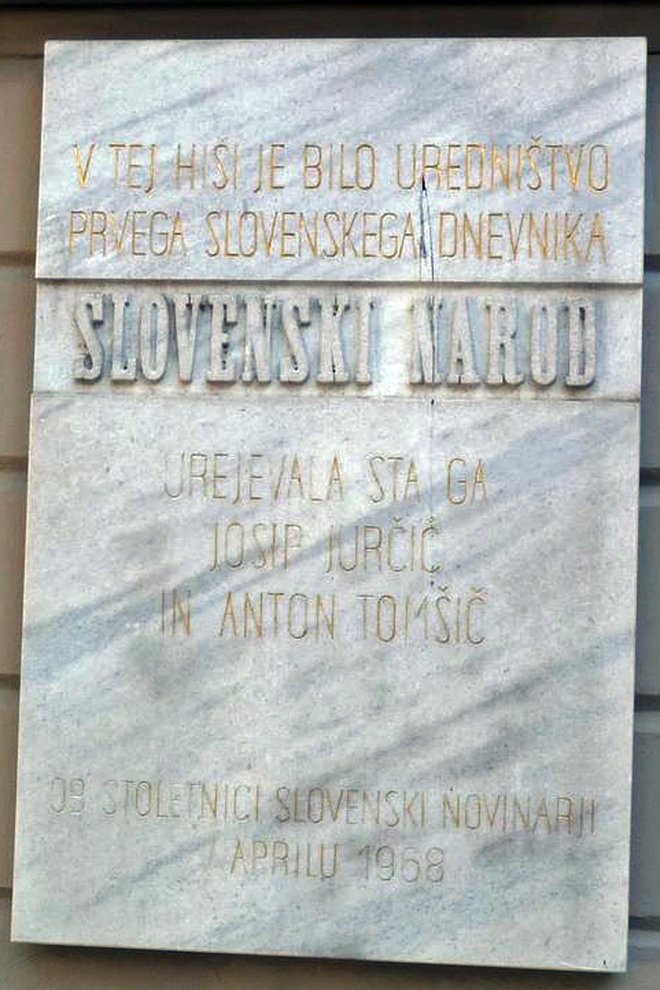 Prvo uredništvo Slovenskega naroda je bilo v hiši na Slomškovem trgu v Mariboru.