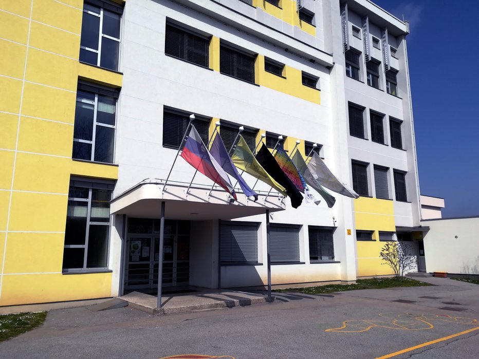Fotografija: Na osnovni šoli, ki jo je obiskoval Miha, je včeraj visela črna zastava. FOTO: Aleš Andlovič