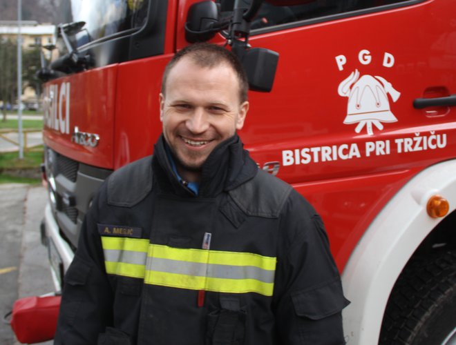 Poveljnik PGD Bistrica pri Tržiču Aleš Meglič je bil vesel, da so lahko pomagali domačemu ljubljenčku. FOTO: Boštjan Fon
