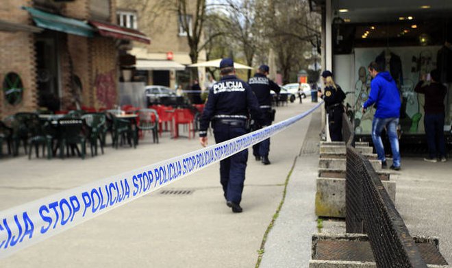 Policija preiskuje poskus uboja na Igriški ulici v Ljubljani. FOTO: Roman Šipić, Delo