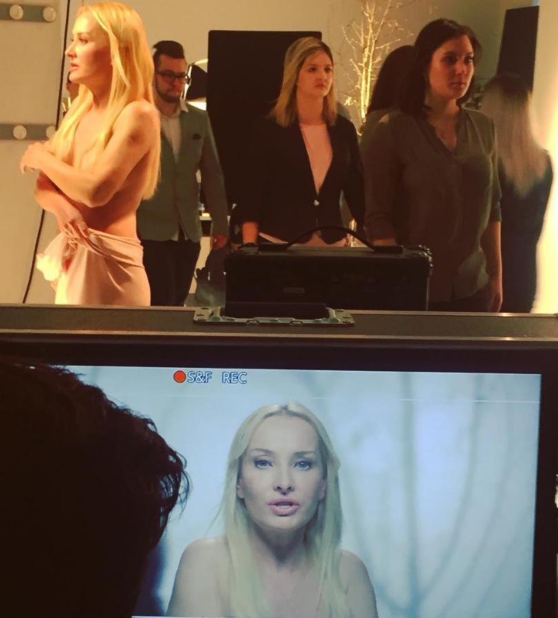 Fotografija: Kadri iz spota, v katerem je igralka pokazala veliko gole kože. FOTO: instagram