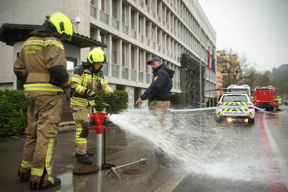 Fotografija: Gasilci in policija v akciji. FOTO: Jure Eržen, Delo