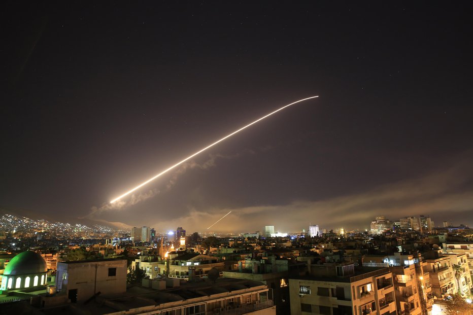 Fotografija: Amerika, Francija in Velika Britanija so napadle tarče v Siriji. FOTO: AP