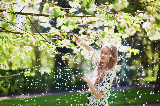 dekle ženska drevo cveti pomlad zdravje bolezen alergija seneni nahod rinitis park Foto Encrier