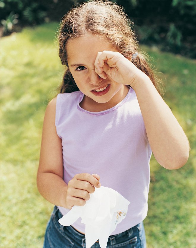 deklica otrok seneni nahod alergija Foto Digital Vision.