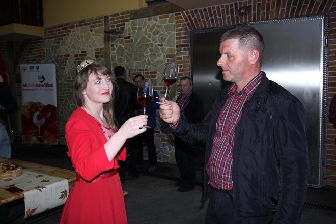 Dragica Ribič s predsednikom Društva vinogradnikov Šentjernej Jurijem Krštincem FOTO: Tanja Jakše Gazvoda
