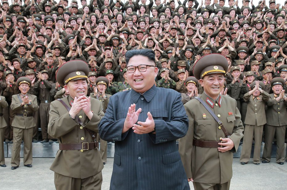 Fotografija: This picture taken on August 14, 2017 and released from North Korea's official Korean Central News Agency (KCNA) on August 15, 2017 shows North Korean leader Kim Jong-Un (C) inspecting the Command of the Strategic Force of the Korean People's Army (KPA) at an undisclosed location. North Korean leader Kim Jong-Un said on August 15 he would hold off on a planned missile strike near Guam, but warned the highly provocative move would go ahead in the event of further "reckless actions" by Washington./AFP PHOTO/KCNA VIA KNS/STR/South Korea OUT/REPUBLIC OF KOREA OUT ---EDITORS NOTE--- RESTRICTED TO EDITORIAL USE - MANDATORY CREDIT "AFP PHOTO/KCNA VIA KNS" - NO MARKETING NO ADVERTISING CAMPAIGNS - DISTRIBUTED AS A SERVICE TO CLIENTS THIS PICTURE WAS MADE AVAILABLE BY A THIRD PARTY. AFP CAN NOT INDEPENDENTLY VERIFY THE AUTHENTICITY, LOCATION, DATE AND CONTENT OF THIS IMAGE. THIS PHOTO IS DISTRIBUTED EXACTLY AS RECEIVED BY AFP./FOTO: Str Afp