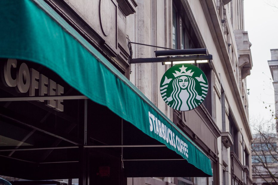 Fotografija: Starbucks zaradi rasizma konec maja za en dan zapira 8000 lokalov. FOTO: Dom J, Pexels