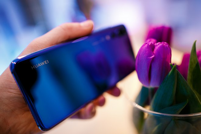 Huawei navdušuje z dizajnom in pestro izbiro barv. Letošnji hit je Twilight, ki preliva barve od vijolične do modrozelene. FOTO: Kamil Kozielewicz/Kreatyw! Med