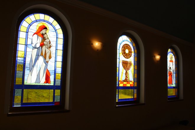 Izdelala je tudi vitraže v novi cerkvi na Kovačevem hribu pri Tržišču. FOTO: Nada Černič Cvetanovski