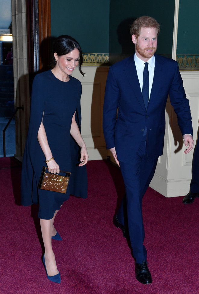 Princ Harry in Meghan Markle sta na zabavo prišla v ujemajočih se temno modrih opravah. FOTOgrafije: REUTERS