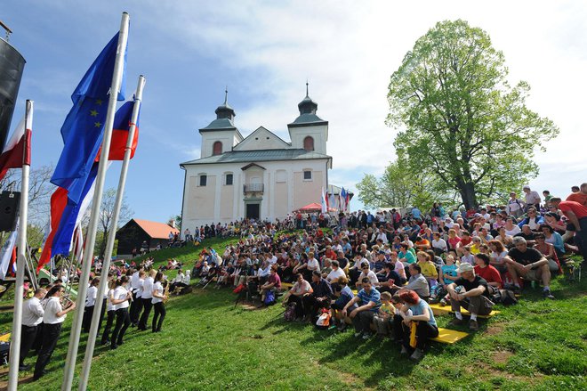 Kranjčani in okoličani se ob prvem maju srečujejo na Svetem Joštu. Foto: kranj.si