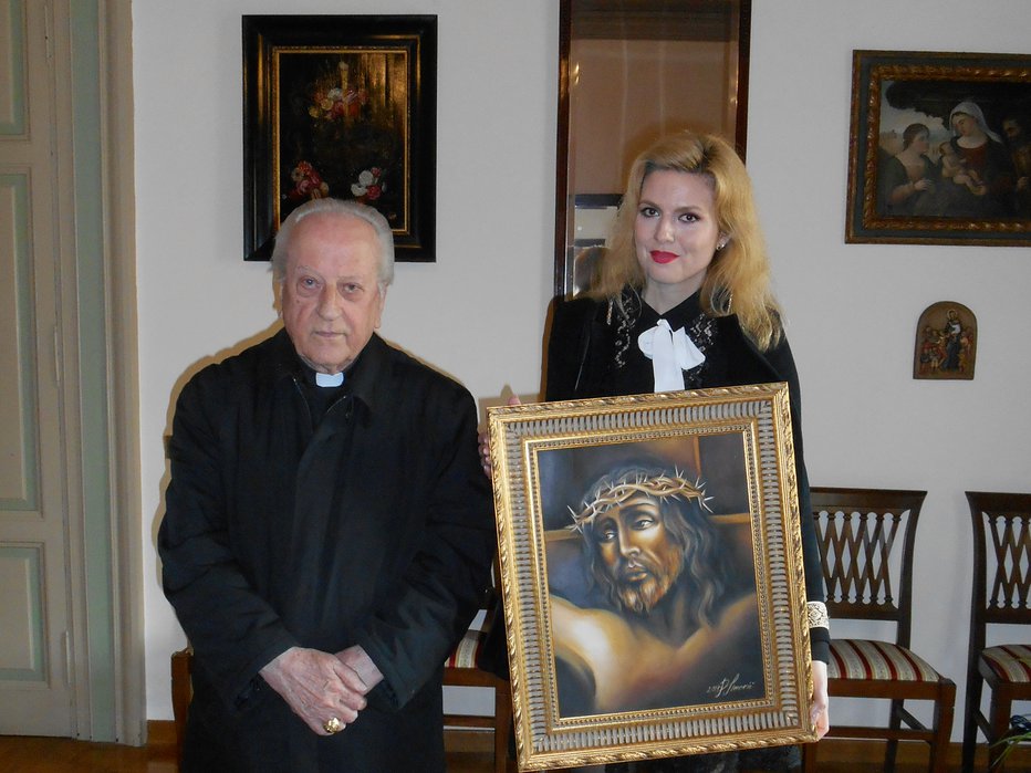 Fotografija: Srečala se je tudi s kardinalom Rodetom v Vatikanu in mu izročila umetnino.