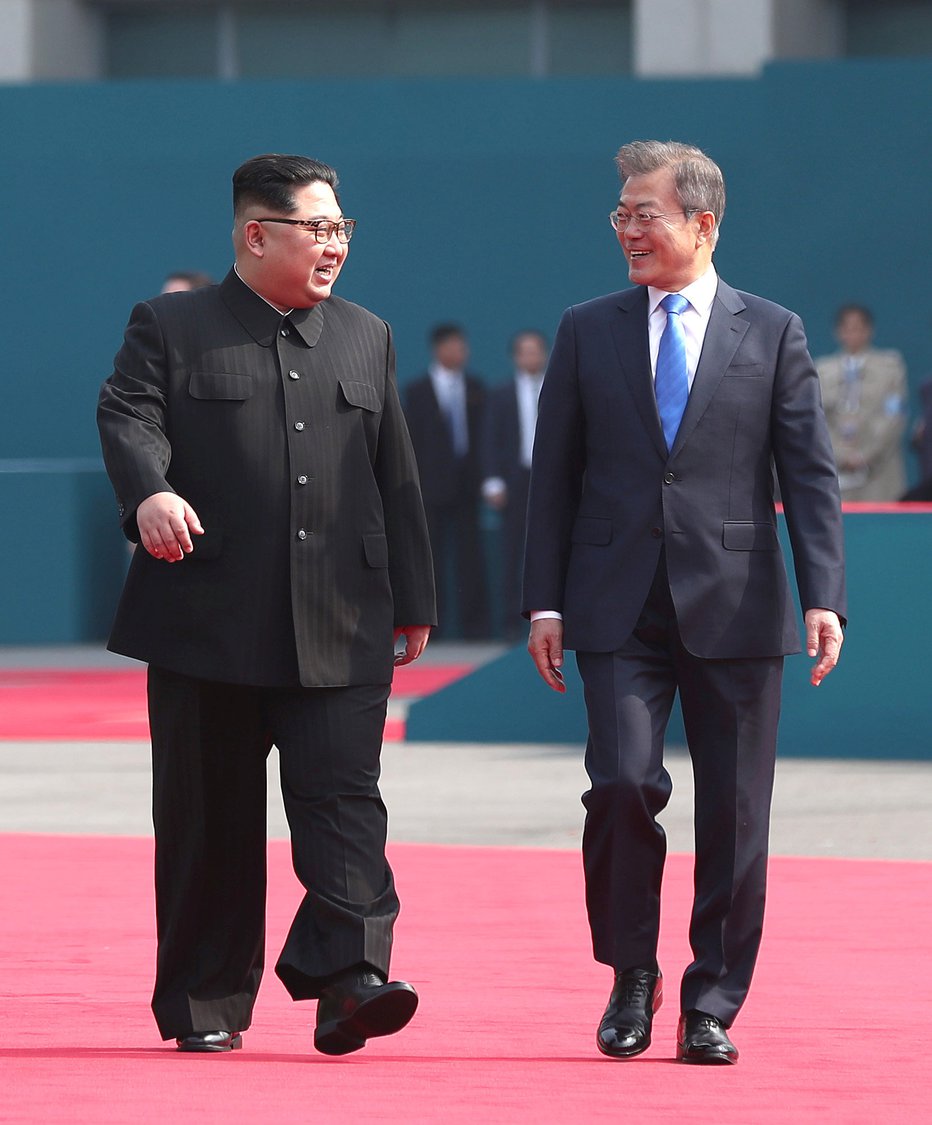 Fotografija: Na Kimovo pobudo sta se voditelja najprej sprehodila čez mejo v Severno Korejo. FOTO: Reuters