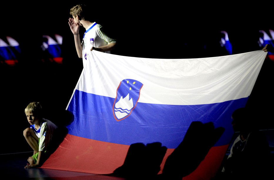 Fotografija: Slovenska zastava. FOTO: Roman Šipić, Delo