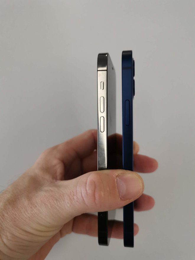 Apple iphone 12 pro sive in 12 modre barve z ravnimi robovi