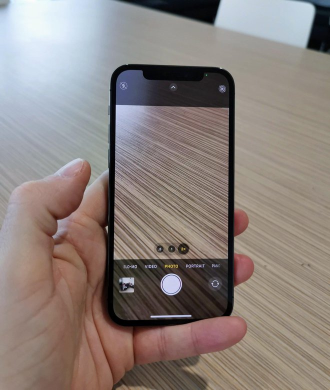 Apple iphone 12 (moder) in 12 pro (siv).