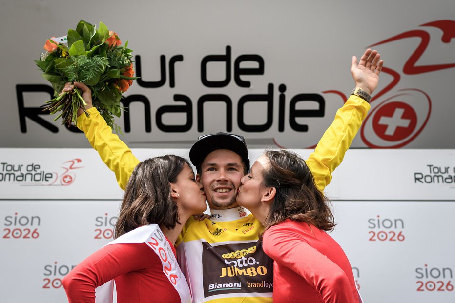 Fotografija: Primož Roglič okuša vse sladkosti kolesarskih zmag. FOTO: AFP