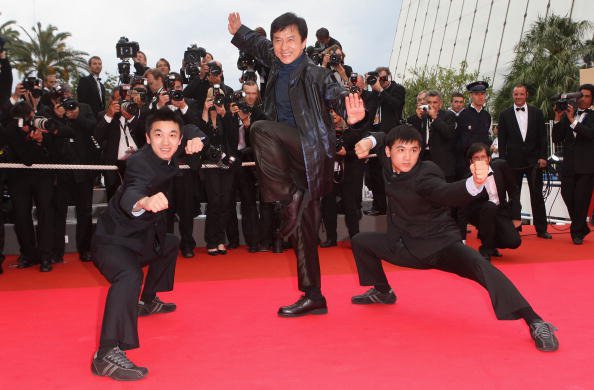 CANNES, FRANCE - MAY 19: (L to R) Actors Liu Fengchao, Jackie Chan and Wang Wenjie attends the 'Le Silence De Lorna' Premiere at the Palais des Festivals during the 61st International Cannes Film Festival on May 19, 2008 in Cannes, France (Photo by Sean Gallup/Getty Images) FOTO: Sean Gallup Getty Images