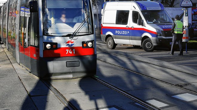 Zaradi Slovenca je obstal dunajski tramvaj. FOTO: Krone