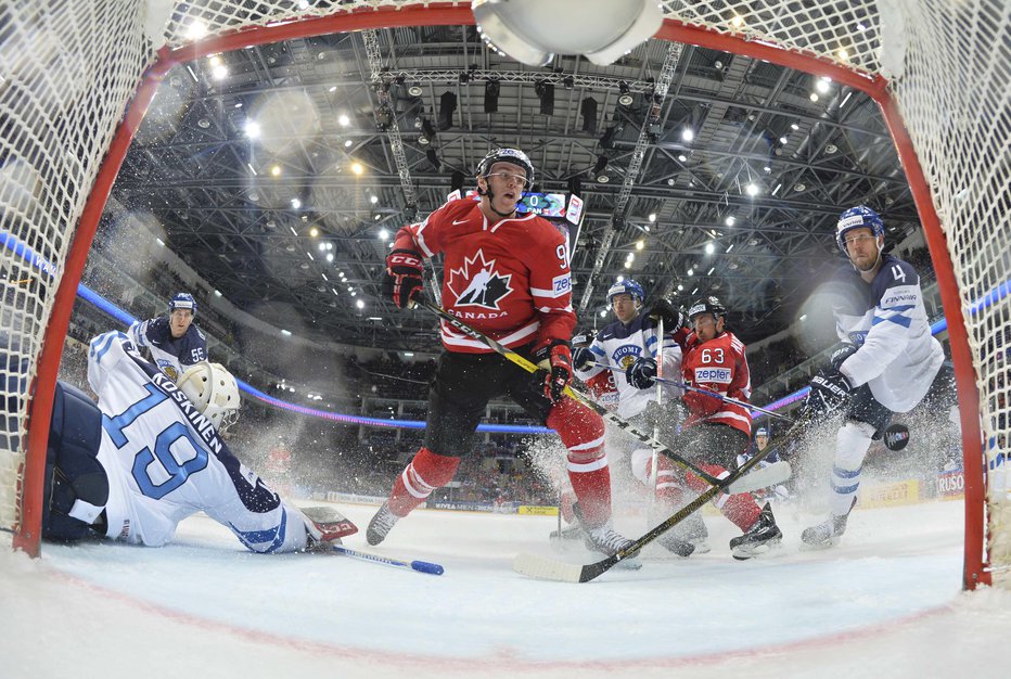 Fotografija: Kanadrski zvezdnik Connor McDavid (na sredini) je bil že drugič zapored najboljši strelec rednega dela v NHL. FOTO: Ai Project Action Images/Reuters