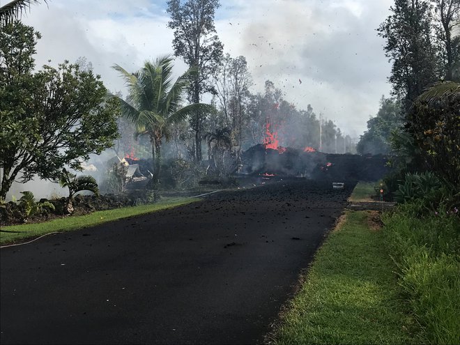 Okoli 1700 ljudi v okolici naselja Leilani v bližini vulkana je že moralo zapustiti svoje domove. FOTO: Reuters